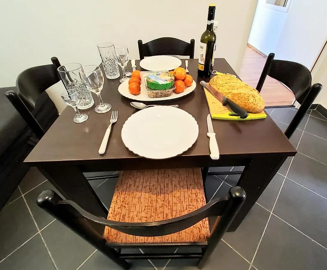 Apartment 4 Sleeps 4 Guests Split 0*,